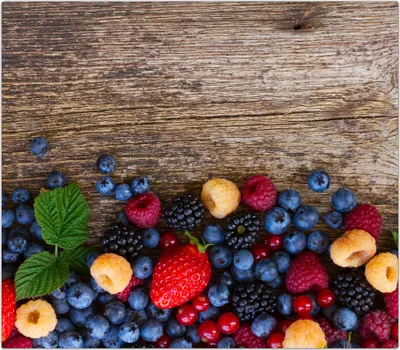 Produktbild von Spritzschutz Herdabdeckplatte Schneidebrett aus Glas Haufen von frischen Beeren 1-Teilig (60x52cm)