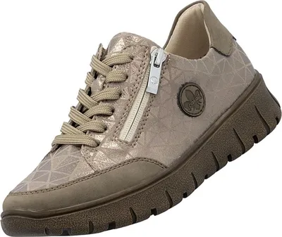 Auf dem Bild ist ein Freizeitschuh in der Farbe Beige zu sehen der von der Seite betrachtet wird. Die Schnürung und das Obermaterial sind deutlich erkennbar und der Schuh wirkt lässig und bequem.