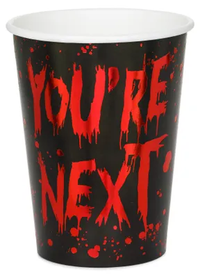 Schwarzer Pappbecher mit rotem You’re Next Schriftzug als gruseliges Halloween Partygeschirr.