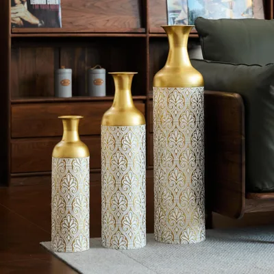 Produktbild von Bodenvase groß 3er Set Gold - Deko Metallvasen mit Blumenmuster, Übertöpfe für Pflanzen als Zimmerdeko für Wohnzimmer, Flur & Büro im Vintage Design