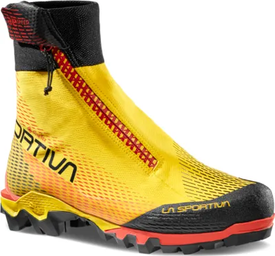 Bergschuh "Aequilibrium Speed GTX" von La Sportiva in Gelb und Schwarz mit rotem Reißverschluss und griffiger Sohle.