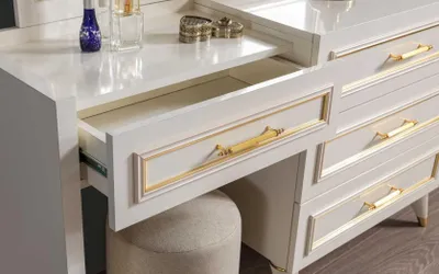 Produktbild von Edle Schlafzimmer Möbel Weißer Schminktisch Spiegel Polsterhocker 3tlg