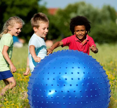 Imagen del producto de Pelotas sensoriales de masaje grandes, de 85 cm, para niños