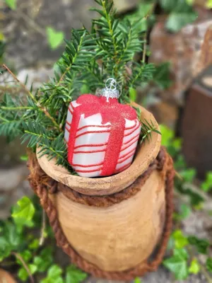 Produktbild von Christbaumkugel Geschenk weiß, rote Streifen, rote Schleife