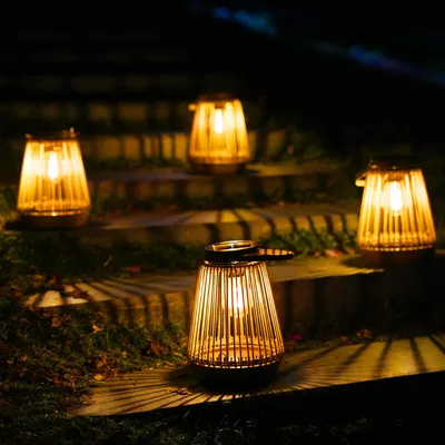 Immagine prodotto di 4 lampioni solari per esterni, ideali per la decorazione del giardino, dotati di luci a LED bianco caldo