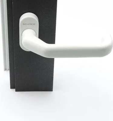 Produktbild von SCHUCO 210712 Türdrücker Halbgarnitur, Aluminium, RAL 9016 weiß, mit Rückholfeder und verdeckter Befestigung, für Rohrrahmentüren und Türschlösser mit 10er Nuss, waagerechter Sitz