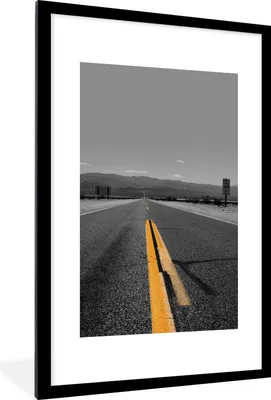 Produktbild von MuchoWow® Gerahmtes Poster Schwarz-Weiß-Foto einer Straße mit gelben Linienmarkierungen 60x90 cm - Poster mit Schwarzem Bilderrahmen Wandposter Rahmen Foto Bilder - Dekoration - Wandposter Wohnzimmer - Hochwertig