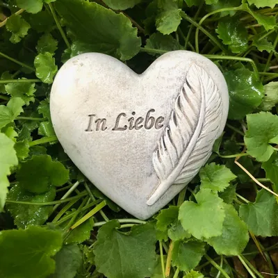 Produktbild von Grabherz Gedenkstein - In Liebe mit Feder - Grabschmuck Grabdeko Trauerherz 7cm
