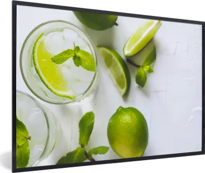 Produktbild von MuchoWow® MuchoWow® Gerahmtes Poster Mojito-Cocktail mit Limette und Minze im Glas 60x40 cm - Poster mit zchwarzem Bilderrahmen - Printing - Wanddeko Schlafzimmer