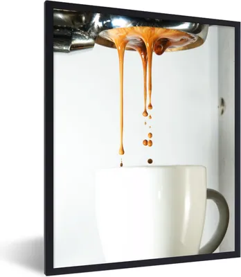 Produktbild von MuchoWow® Gerahmtes Poster Der Kaffee fließt aus der Kaffeemaschine in die Tasse mit Kaffee 30x40 cm - Poster mit Schwarzem Bilderrahmen Wandposter Rahmen Foto Bilder - Wanddeko - Kunstdrucke