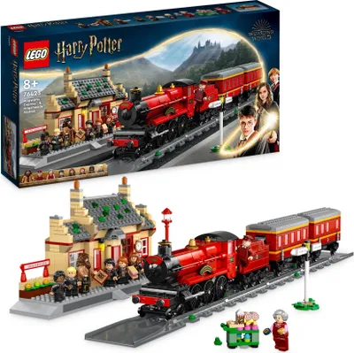 Produktbild von LEGO 76423 Harry Potter Hogwarts Express & der Bahnhof von Hogsmeade Zug-Set mit Schienen, Spielzeug-Zug, Fahrkartenschalter und 8 Minifiguren, ikonische Geschenk-Idee für Kinder und Fans