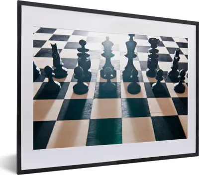 Produktbild von MuchoWow® MuchoWow® Gerahmtes Poster Die schwarzen Schachfiguren auf dem Brett 40x30 cm - Poster mit zchwarzem Bilderrahmen - Bilderrahmen - Poster im Rahmen