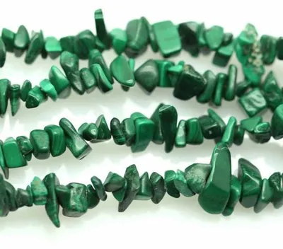 Immagine prodotto di Scaglie di pietra naturale verde da 3-8 mm per bracciali e collane