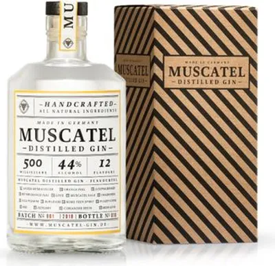 Produktbild von Muscatel Distilled Gin präsentiert von JOKO WINTERSCHEIDT hergestellt in Deutschland in Geschenkpackung | 44 % vol | 0,5 l