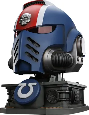 Zdjęcie produktu dla Warhammer 40,000: Space Marine 2 – replika hełmu porucznika Titusa z Ultramarines wraz z podstawką ekspozycyjną, 44 cm