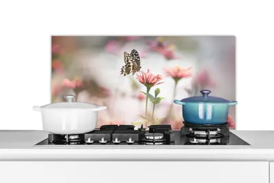Produktbild von KitchenYeah®  Spritzschutz Küche - Küchenrückwand - Wandschutz für Herd und Spüle - Schmetterling - Blume - Rosa 80x40 - Alu-Dibond (Alternative zum Spritzschutz aus Glas) - Hitzebeständig - Herdsprit