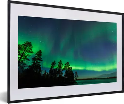 Produktbild von MuchoWow® Gerahmtes Poster Das Nordlicht während einer Nacht in Finnisch-Lappland 60x40 cm - Poster mit Schwarzem Bilderrahmen Wandposter Rahmen Foto Bilder - Schlafzimmer - Plakat in Rahmen - Drucken