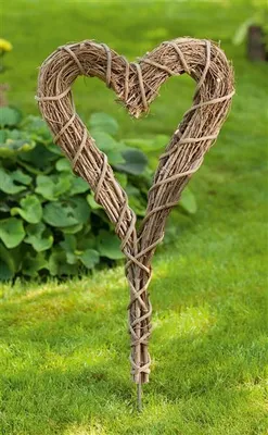 Produktbild von Gartenstecker "Herz" aus Zweigen, rustikale Holzdeko, 90 cm hoch, Beetstecker, Dekostecker, Balkon & Gartendeko für Draußen