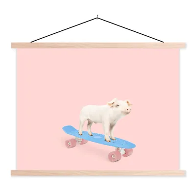 Produktbild von MuchoWow® Textilposter Schwein - Rosa - Skateboard - Blau - Tiere 120x90 cm mit holzfarbenen Rahmen - Magnetisch