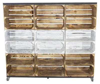 Produktbild von Raumtrenner/ Kommode aus 9 Obstkisten (6 geflammt und 3 shabby weiß) mit 2 Bohlenbrettern in schwarz auf Rollen, 133x150x30