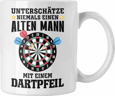 Produktbild von Trendation - Dart Tasse Unterschätze Niemals Einen Alten Mann Mit Einem Dartpfeil Spruch Männer Dart-Spieler Geschenkidee (Weiß)