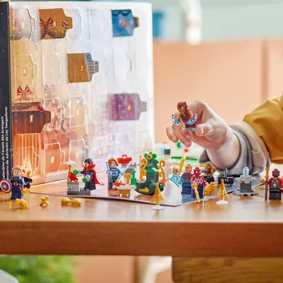 Immagine prodotto di LEGO 76267 Calendario dell'Avvento Marvel Avengers 2023, calendario natalizio con 24 regali tra cui Capitan America, Spider-Man, Iron Man e altre minifigure di supereroi, regalo di Natale e Avvento