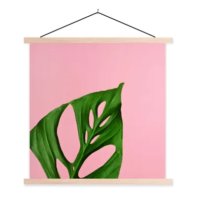 Produktbild von MuchoWow® Textilposter Botanisches Blatt auf rosa Hintergrund 40x40 cm mit holzfarbenen Rahmen - Posterleiste