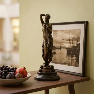 Produktbild von Bronzefigur römische Frau, patiniert auf Marmorsockel, H.35 cm