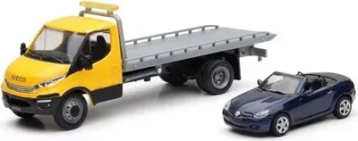 Produktbild von LKW IVECO Autotransporter mit MERCEDES SLK 350 blau, NEW16233A, Maßstab, NEWRAY