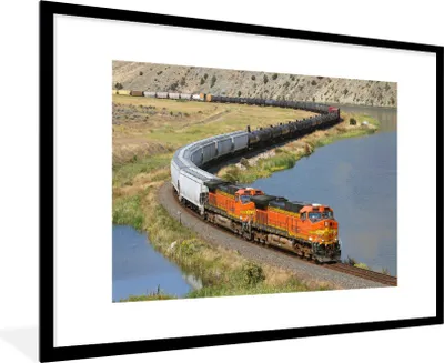 Produktbild von MuchoWow® Gerahmtes Poster Ein orangefarbener Zug 90x60 cm - Poster mit Schwarzem Bilderrahmen Wandposter Rahmen Foto Bilder - Wanddekoration - Fotos