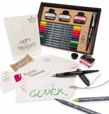 Produktbild von Master Set mit ONLINE Air Kalligrafie-Füller schwarz 1,4 mm,1x Konverter, 3x Tintegläser 15ml (Schwarz, Braun, Rot), 10x Calli.Brush Double Tip Pens und 1x Greetings Set