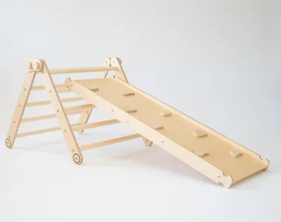 Image de Triangle d'escalade Pikler en bois naturel – Équipement de jeu Montessori avec toboggan double face – angle réglable – fabriqué dans l'UE