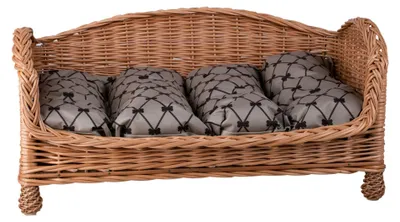 Imagen del producto de Cama para perros y gatos Erivia, con cojín color beige y entrada hundida. Marca: TheWickerStories