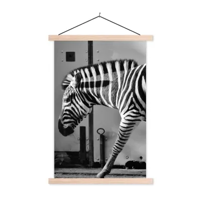 Produktbild von MuchoWow® Textilposter Zebra - Wand - Tür - Tiere - Schwarz und weiß 40x60 cm mit holzfarbenen Rahmen - Poster