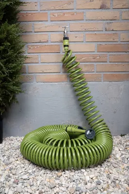 Produktbild von Kinzo Spiral Gartenschlauch Set 30M - automatisch wickelnder Gartenschlauch - inkl. Sprühkopf