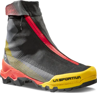 Schwarze und gelbe Bergschuhe "Aequilibrium Top GTX" von La Sportiva mit rotem Reißverschluss und griffiger Sohle.