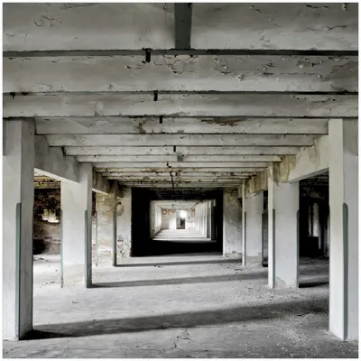 Produktbild von Wallario Premium Glasbild, freischwebende Optik, kräftige Farben, Größe 30 x 30 cm Motiv Alte Industriehalle - einsame Lagerhalle einer Brauerei