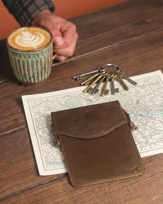 Produktbild von Safekeepers Leder-Nackentasche – Dunkelbraun – sichere Reisetasche mit RFID-Schutz – Hunterbraun