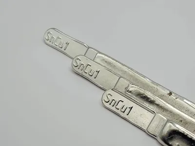 Immagine prodotto di Barra di saldatura SnCu0,7 in forma di barra triangolare, peso: 250 g