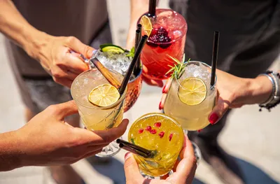 Produktbild von Jochen Schweizer Cocktail Workshop Hamburg; Erlebnis verschenken oder selbst erleben; 5-12 Personen