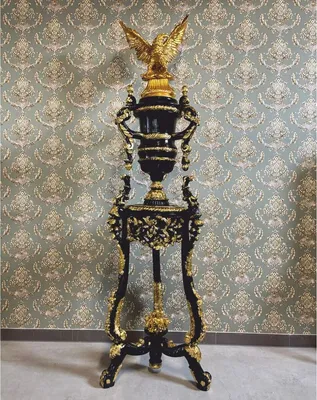 Produktbild von Casa Padrino Barock Säule mit Vase und Adler Schwarz / Gold H. 260 cm - Barock Möbel