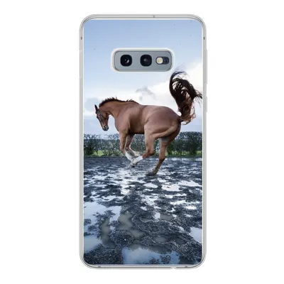 Produktbild von MuchoWow® Handyhülle Schutzhülle Hülle für Samsung Galaxy S10e Ein bockendes Pferd in den Pfützen Silikon Softcase Handy Hülle - Handy