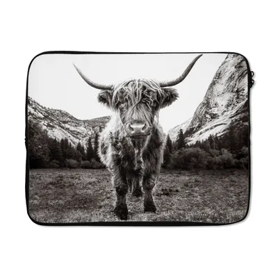 Produktbild von MuchoWow® Laptop Hülle 15 Zoll Berg - Schwarz - Weiß - Schottischer Highlander Laptoptasche - Laptoptasche - Sleeve - Rundum-Schutz