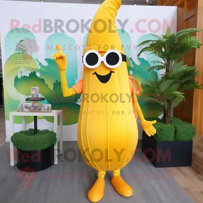 Immagine prodotto di Personaggio in costume mascotte REDBROKOLY Carota gialla vestito con un maxi abito e occhiali da sole