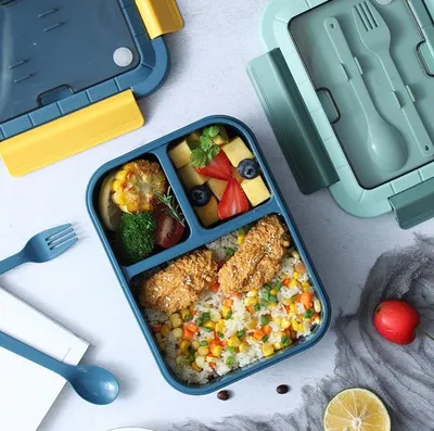 Produktbild von Bento Box 1300 ML, 4-Fach-Unterteilte Lunchbox Mit Besteck, Auslaufsicher Und Mikrowellengeeignet Für Kinder Erwachsene