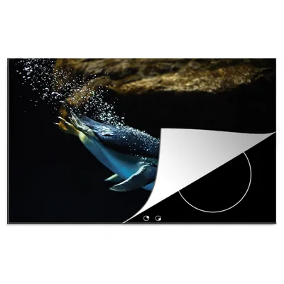 Obrázok produktu pre MuchoWow® Krycia doska sporáka - Indukčná ochrana - 81x52cm Tučniak pláva v tmavej vode - Kryt na sporák z vinylu - Zväčšuje pracovnú plochu -