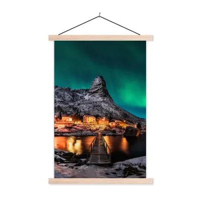 Produktbild von MuchoWow® Textilposter Nordlicht - Island - Schnee - Dorf - Grün - Berge 40x60 cm mit holzfarbenen Rahmen - Poster