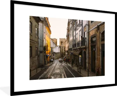 Produktbild von MuchoWow® Gerahmtes Poster Die portugiesischen Straßen der Alfama in Europa 90x60 cm - Poster mit Schwarzem Bilderrahmen Wandposter Rahmen Foto Bilder - Wanddekoration - Fotos
