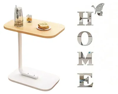 C-förmiger Beistelltisch mit heller Holzplatte und weißem Metallgestell, mit Sandwich und Getränken, neben silbernen Buchstaben, die HOME buchstabieren
