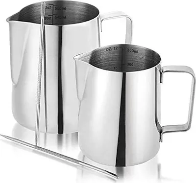 Produktbild von WUWEOT 2 Stück 350 & 600ml Milchkännchen Edelstahl Milch Pitcher Milchaufschäumkännchen Milchaufschäumer Kanne Tasse mit Messmarkierungen und Latte Art Pen für Barista Cappuccino Espresso